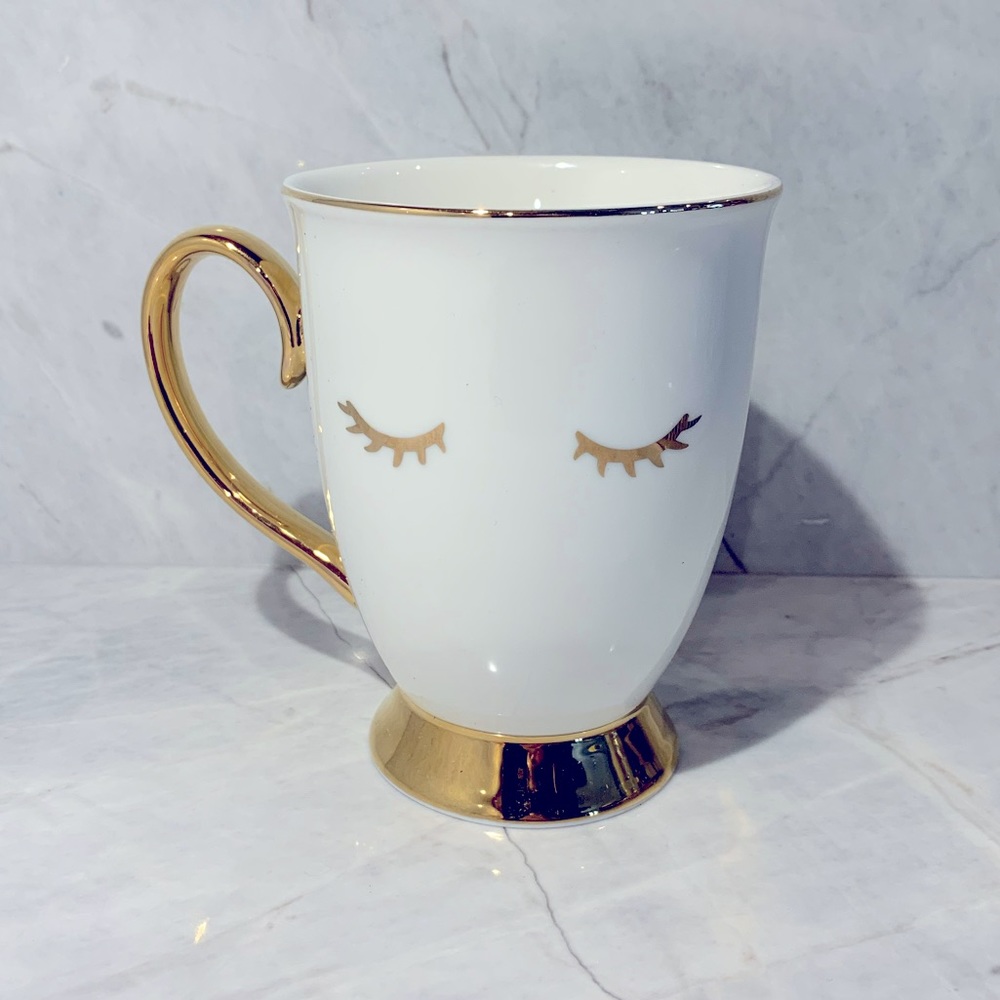 Pinky Up ‘Wink’ tea cup with gold details